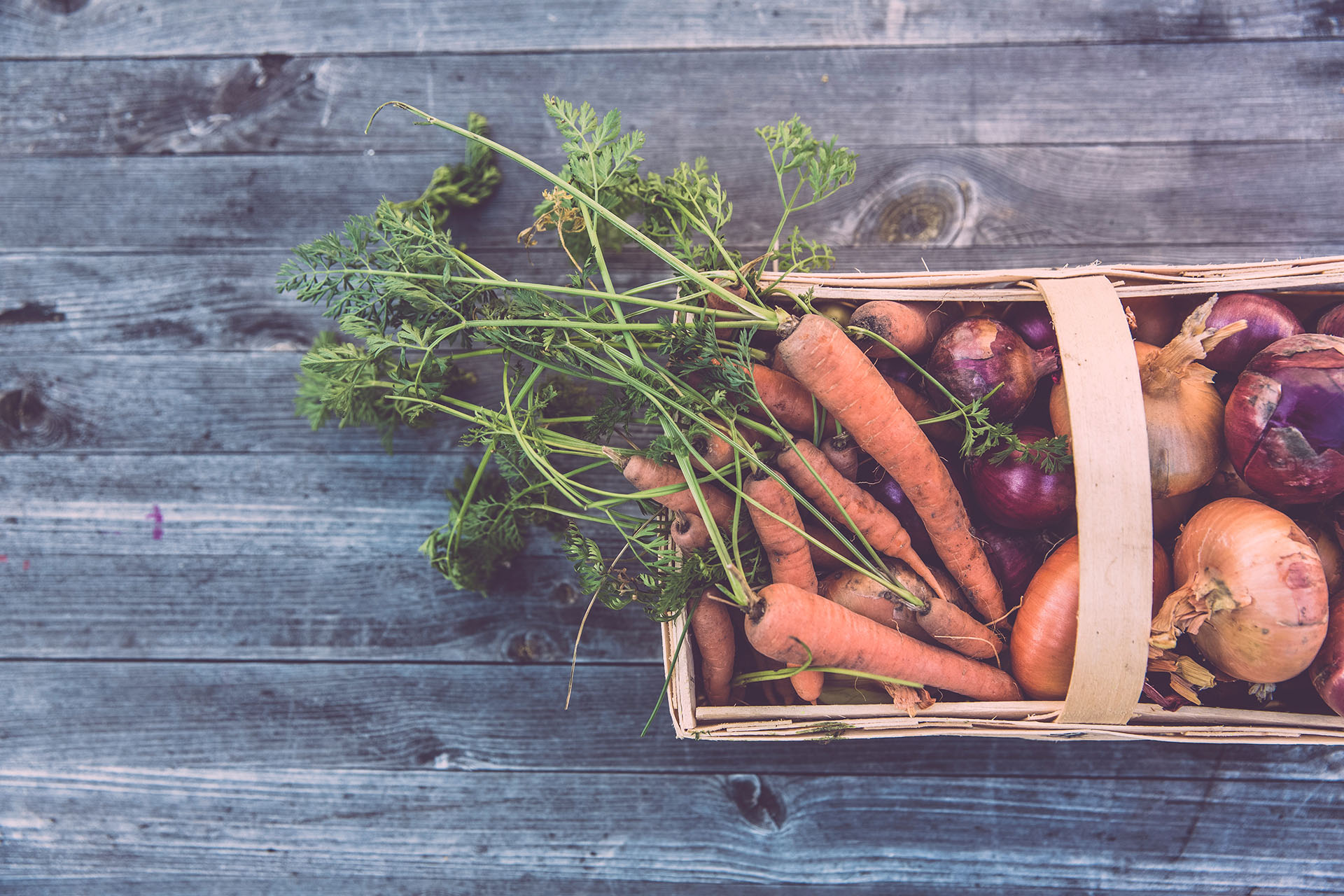 Panier de légumes de producteurs locaux