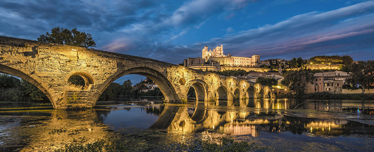 Béziers dans l'Hérault de nuit