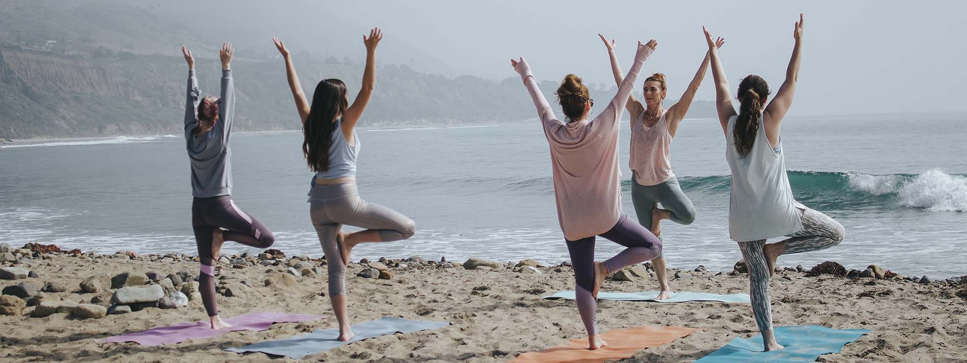 Séance de yoga à la plage