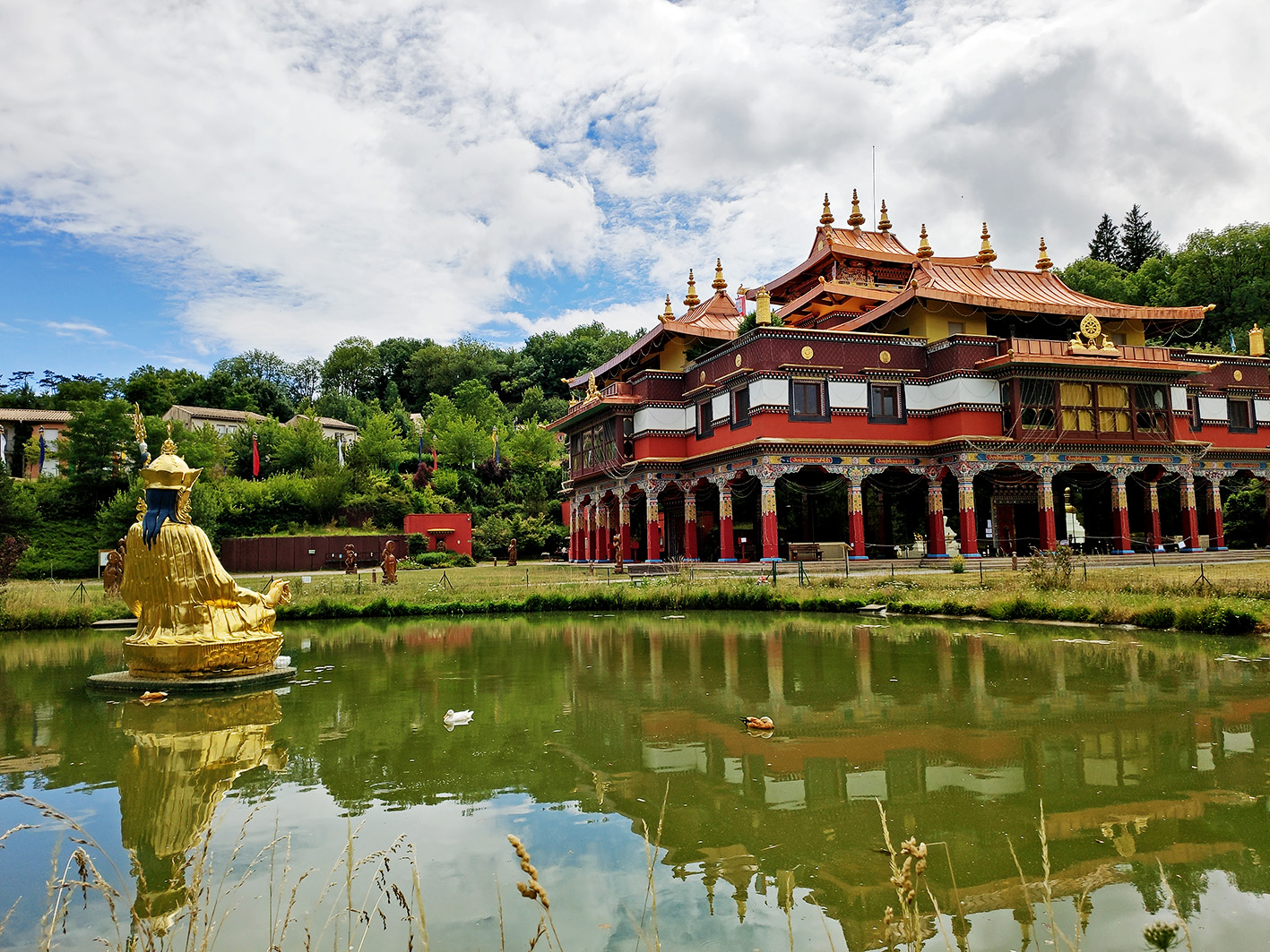 Le temple bouddhiste Lérab Ling à Roqueredonde