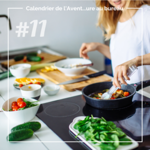 Femme en train de cuisiner un plat végétarien