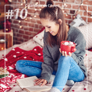 Femme qui lit sur son lit à Noël