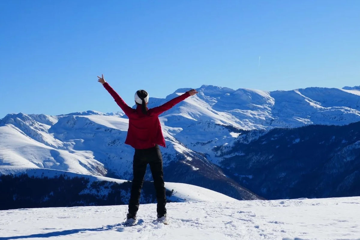 Rando en raquettes à neige avec vue sur les Pyrénées