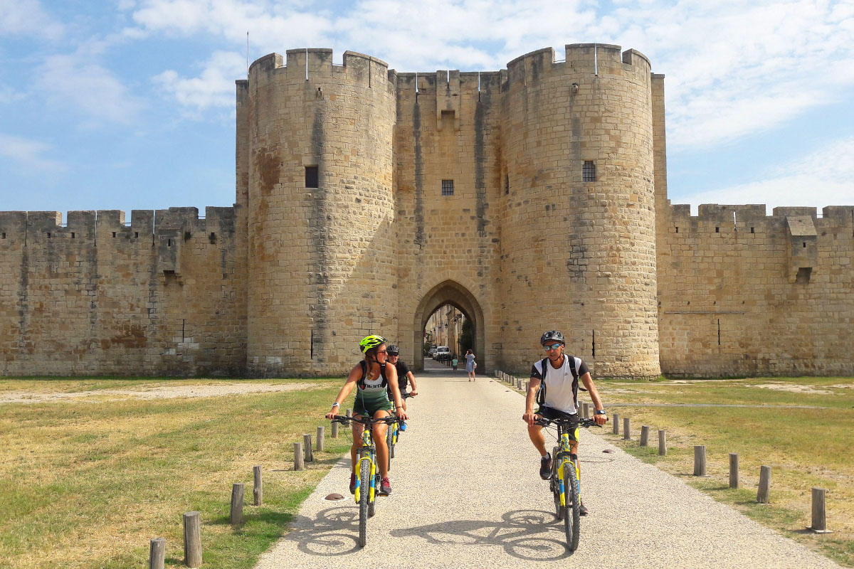 La Camargue en VTT lectrique Aigues Mortes salins flamants