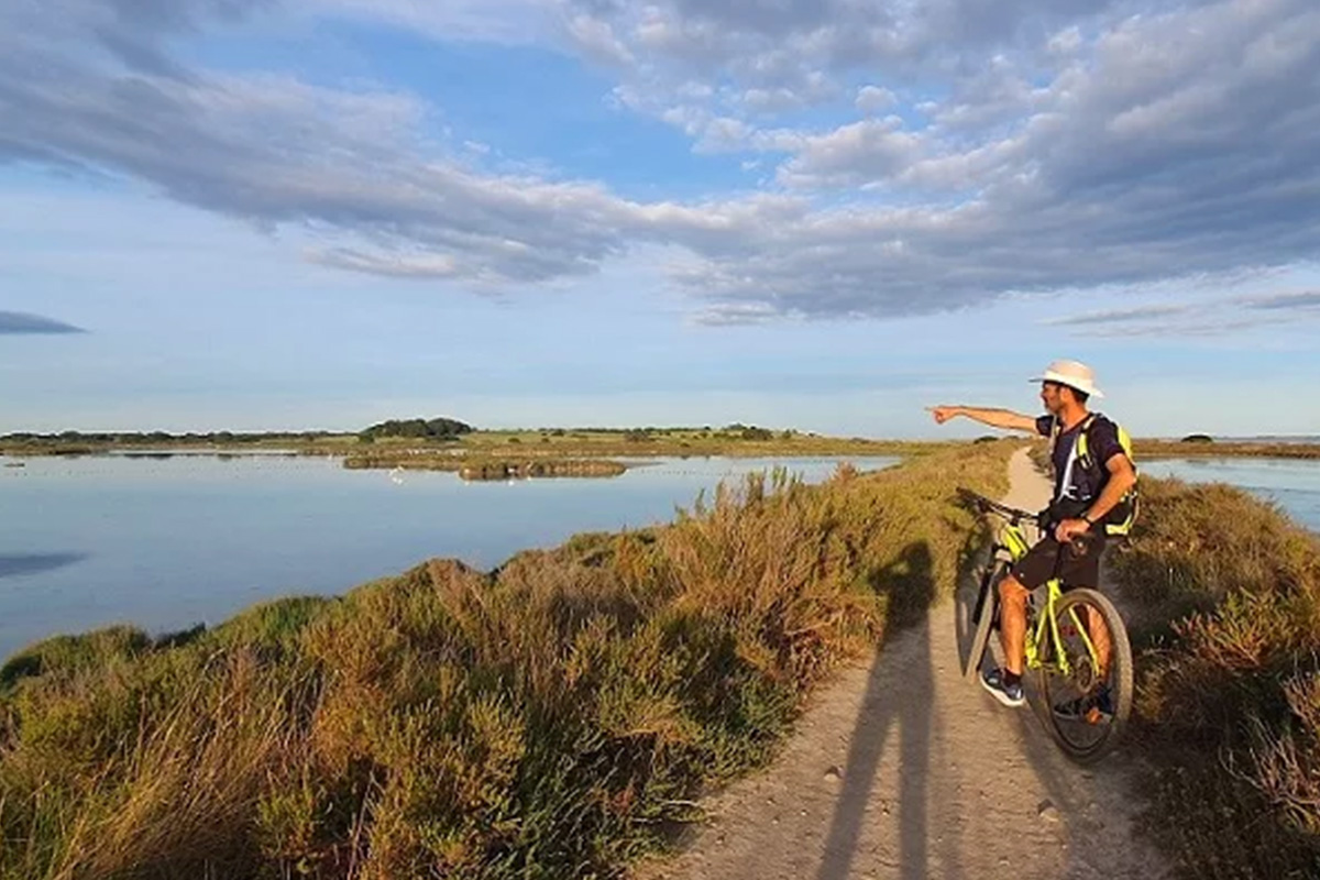 Balade à vélo au coucher du soleil