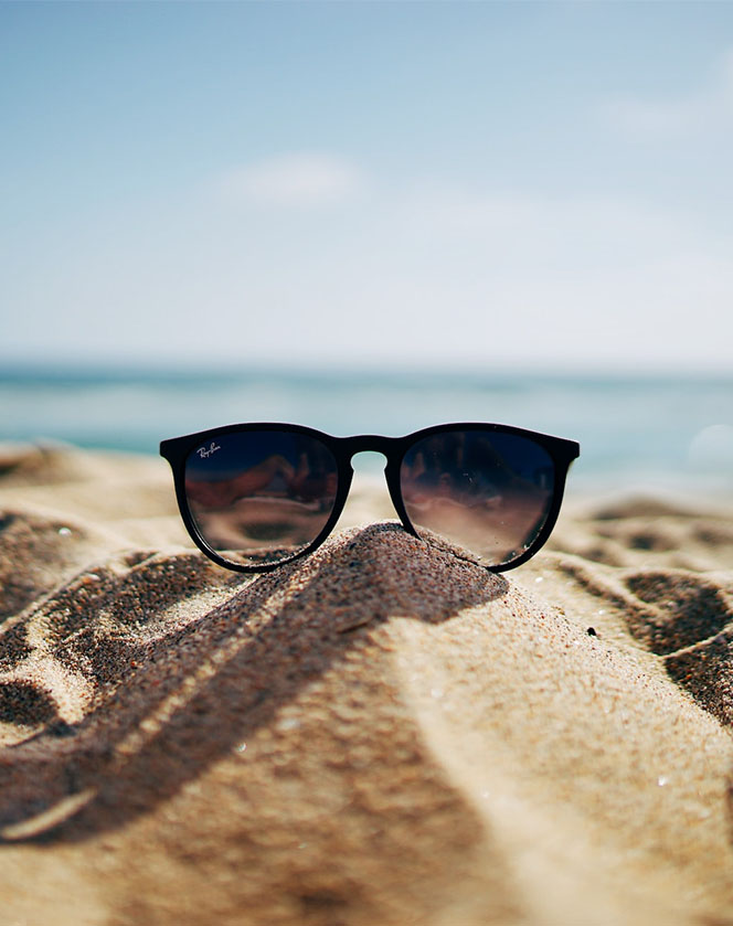 Lunettes de soleil sur la plage