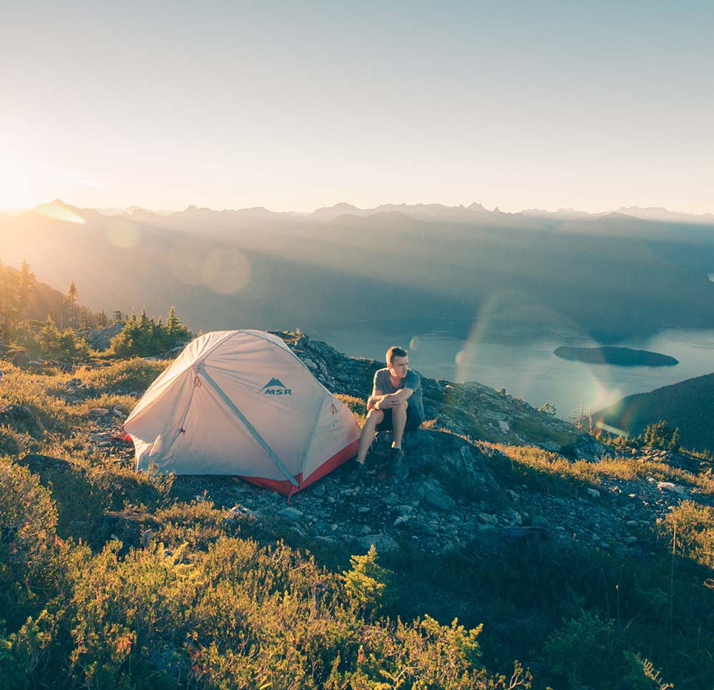 Personne faisant un bivouac en montagne