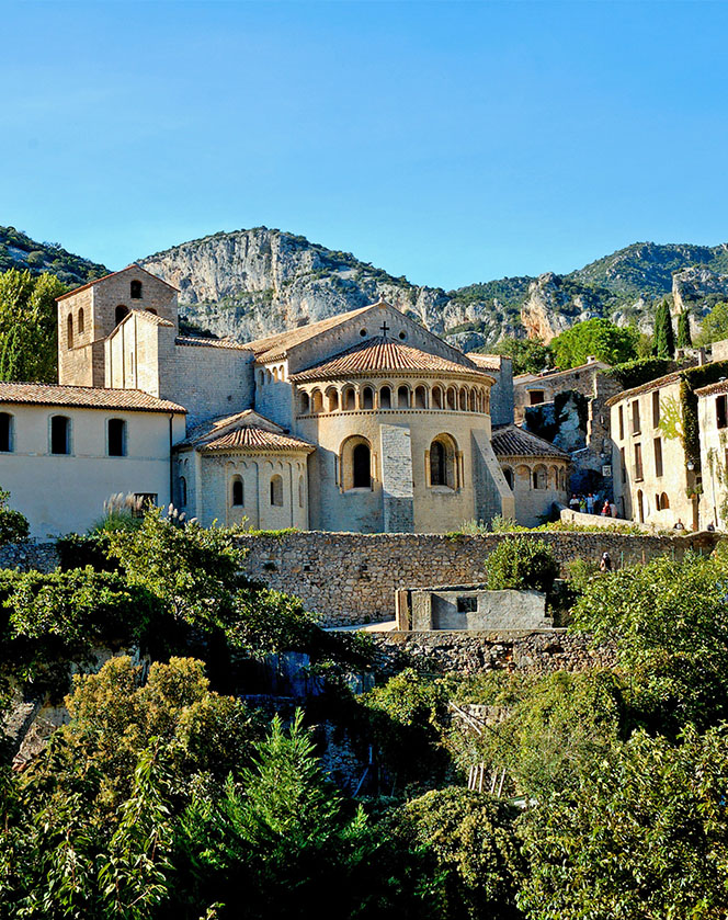 Village de Saint-Guilhem-le-Désert dans l'Hérault