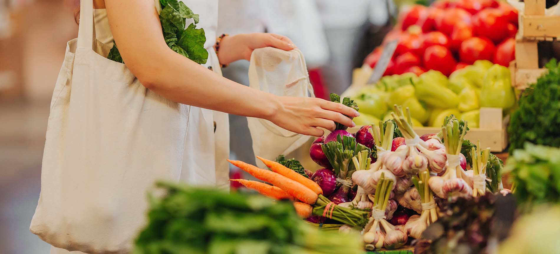 Femme achetant des légumes frais