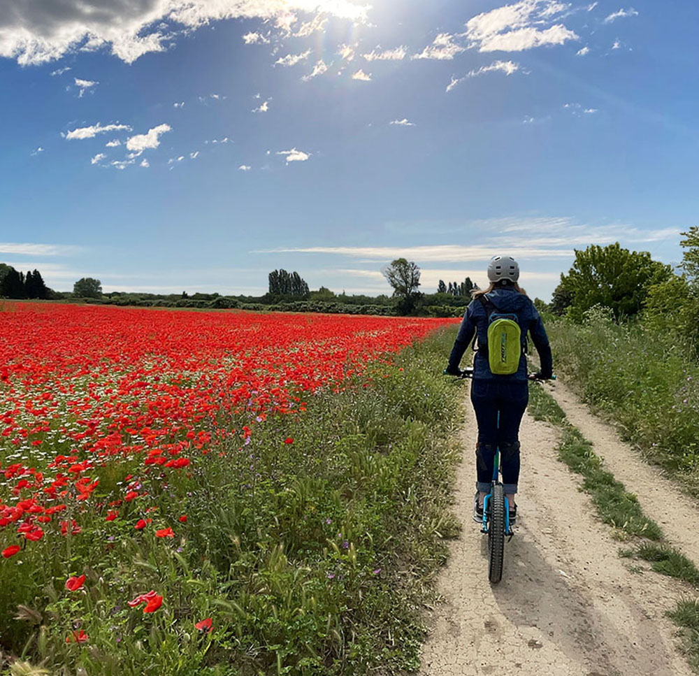 Femme sur une trottinette électrique tout-terrain dans l'Hérault