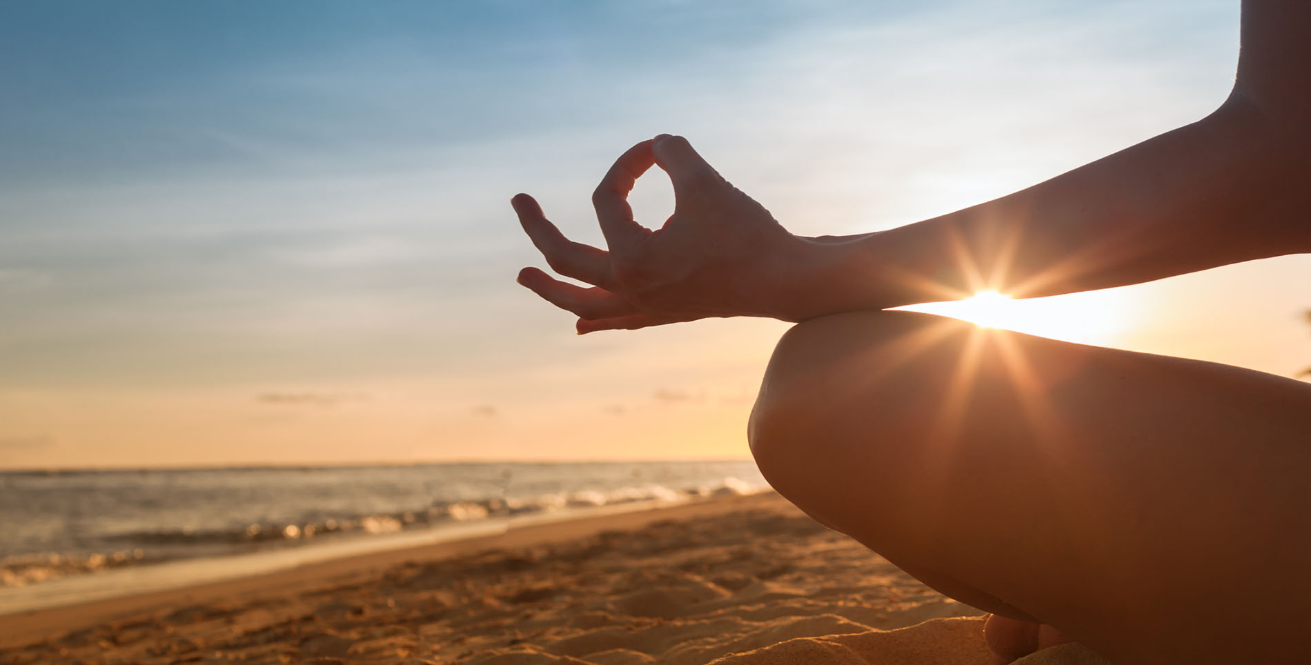 Femme faisant du yoga sur la plage de Palavas-les-Flots